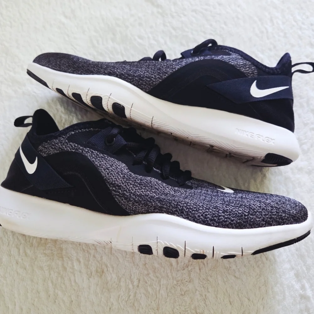 Nike ✨️ Women's Black and White Running Shoes Size 7.5